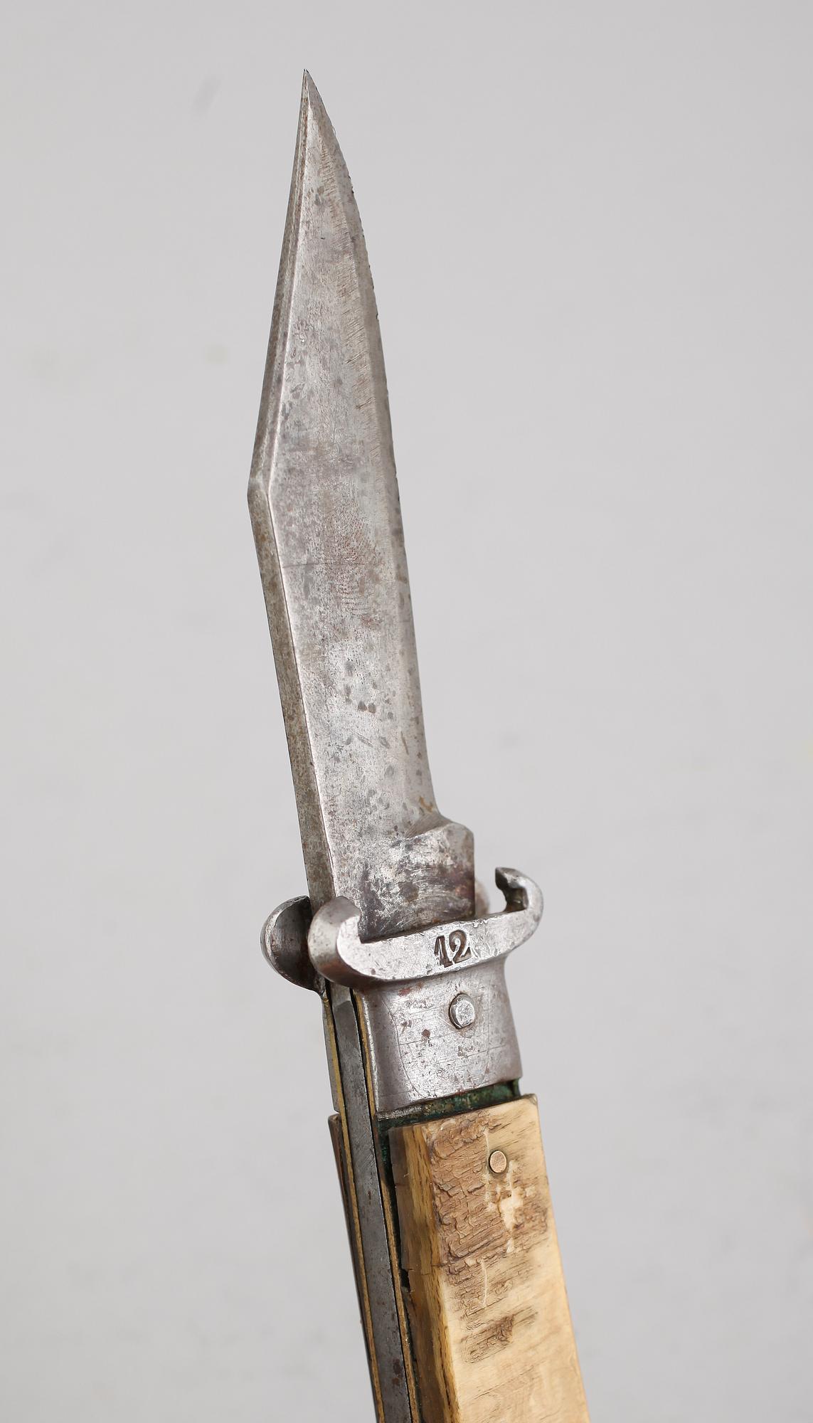 KNIVAR, 2 st, 1900-talets första hälft.