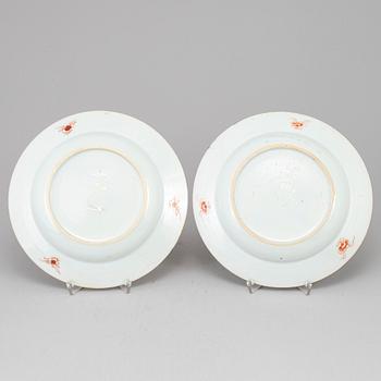 A pair of famille rose export porcelain plates, Qing dynasty, Qianlong (1736-95).