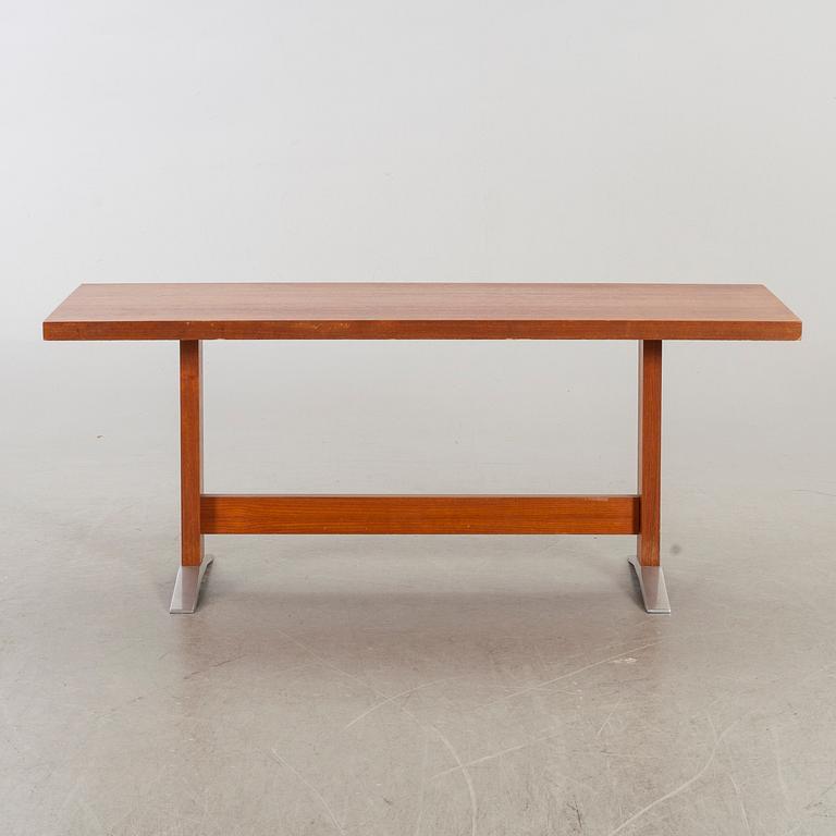 A MID 20TH CENTURY COFFEE TABLE.
