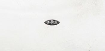 TEKANNA OCH MJÖLKKANNA, silver, otydliga stämplar, möjligen Frankrike, omkring år 1900. Total vikt med hänklar ca 372 g.