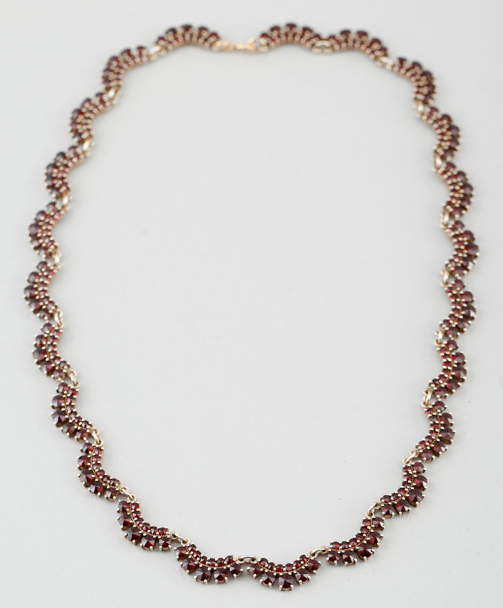 COLLIER, förgyllt silver och granater.