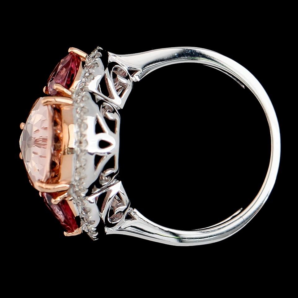 RING, 18K vitguld, diamanter tot ca 0.32 ct, 2 turmaliner tot ca 0.85 ct, rosa morganit ca 3.70 ct.