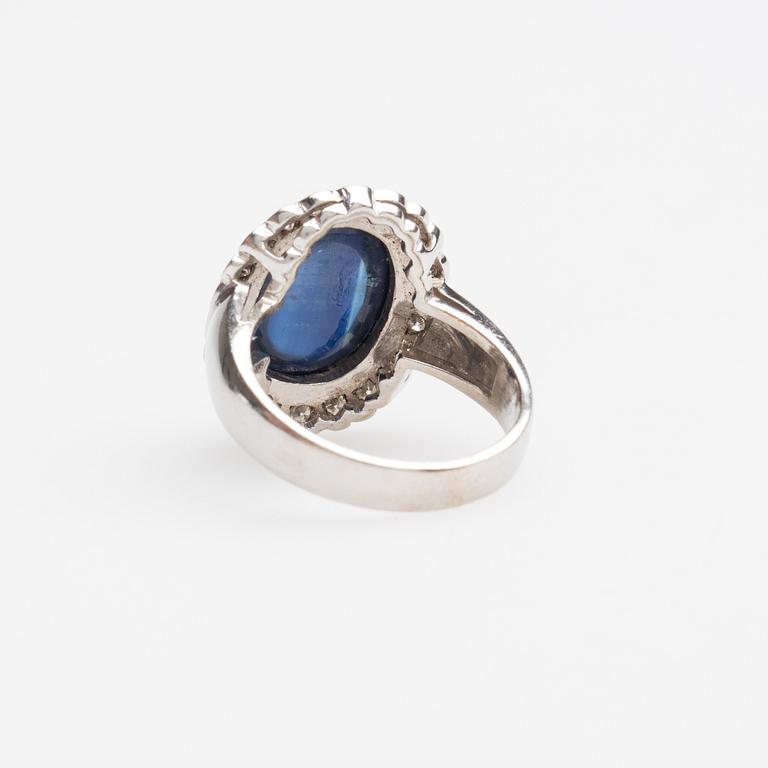 RING, 18K vitguld med cabochonslipad safir samt briljantslipade diamanter ca 0.60 ct.