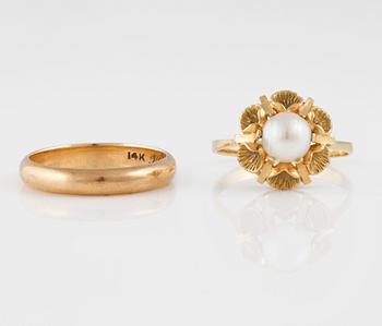 RINGAR, 2 st, 14 respektive 18K guld samt odlad pärla. Vikt 5,5 gram.