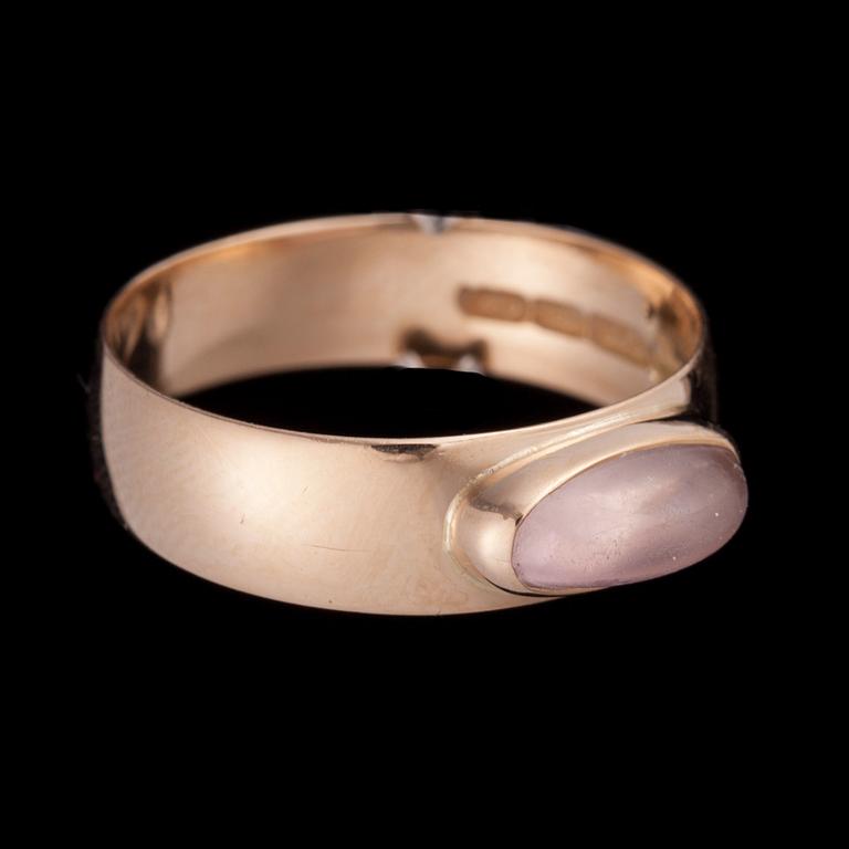 RING, 14K guld, rosenkvarts. Auran Kultaseppä, Åbo, 1960. Vikt ca 2,8 g.