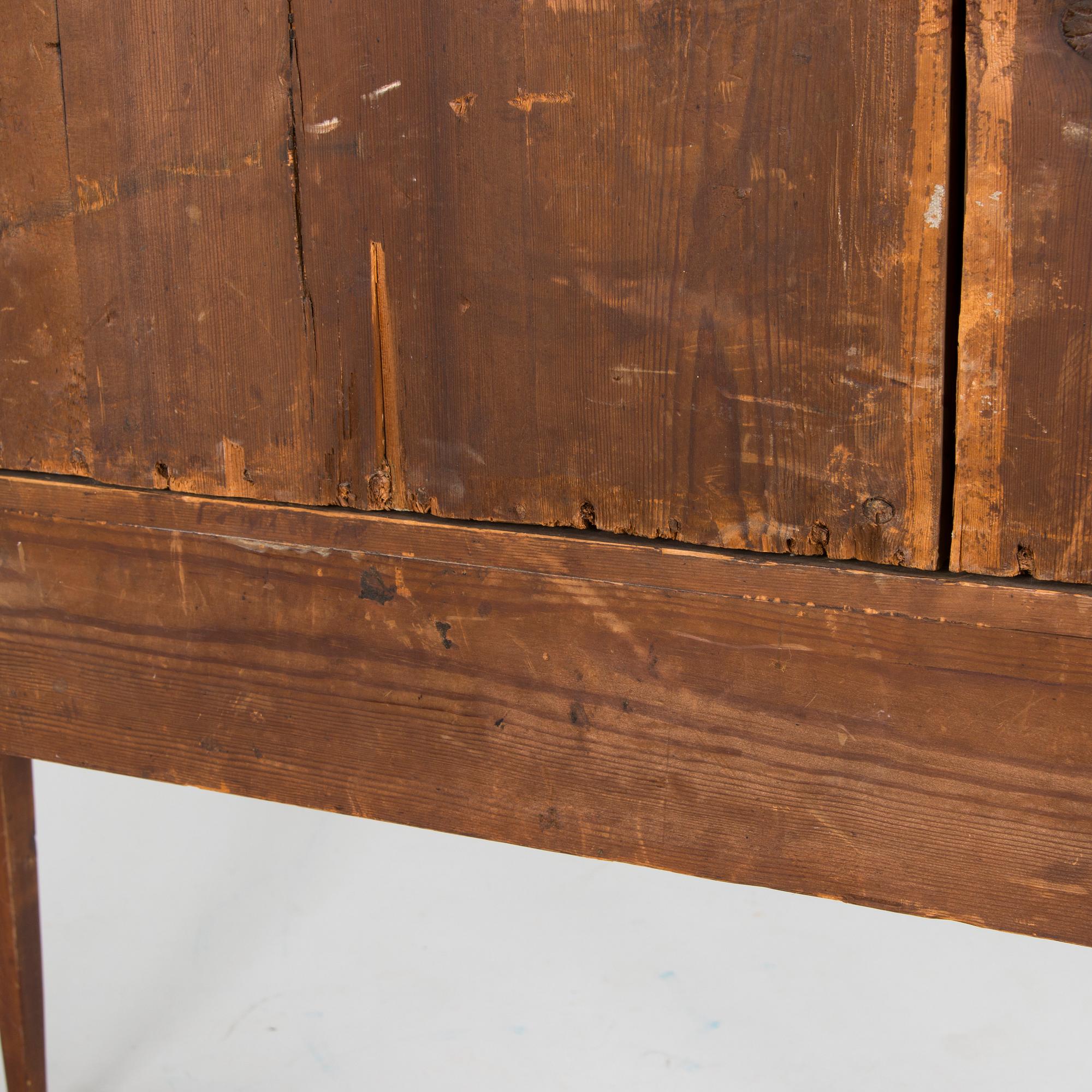 Skåp sengustavianskt, 1800-talets början och slut.