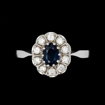 RING, 18k vitguld med briljantslipade diamanter tot ca 0,50 ct, samt blå safir. Vikt 4,7 g.