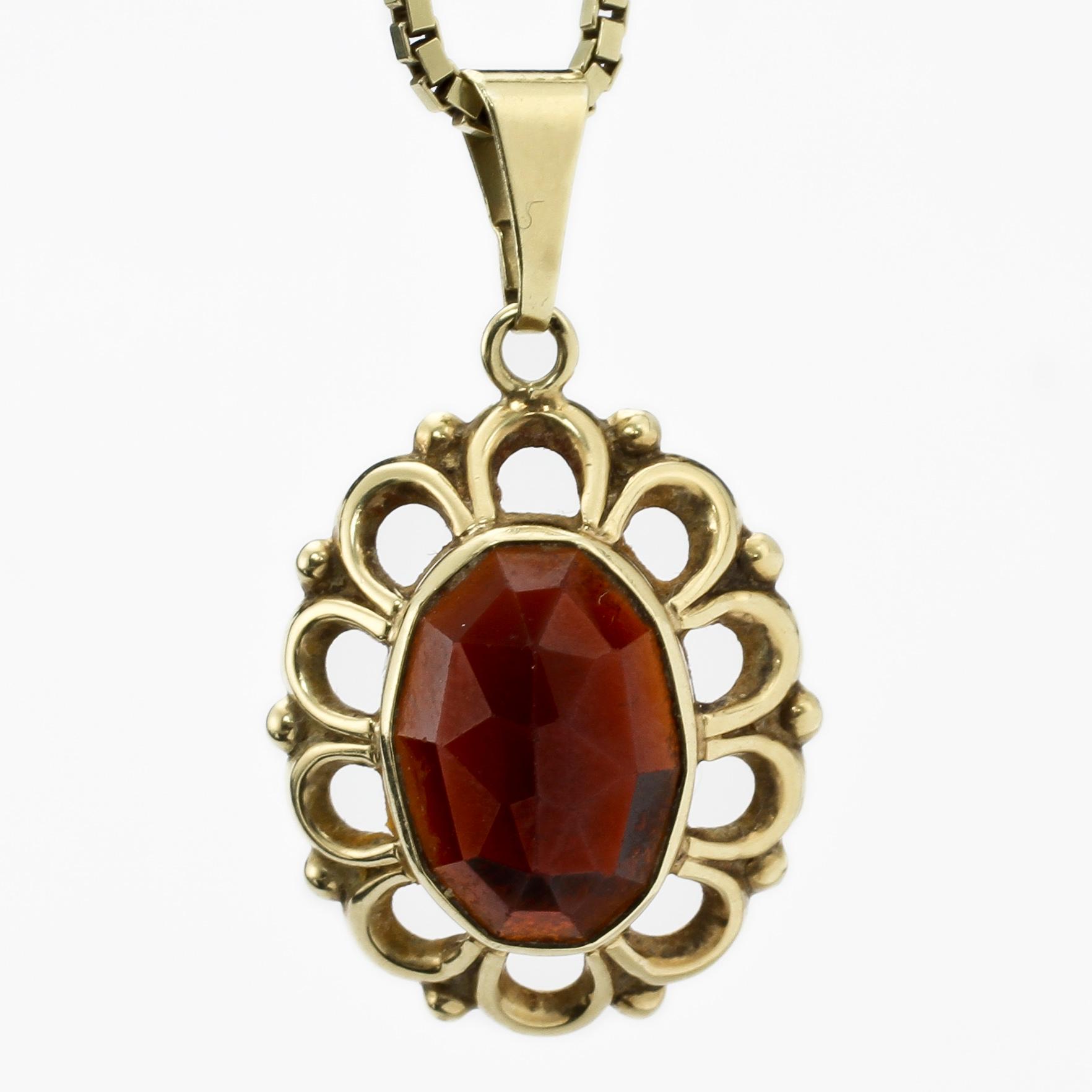 RING samt HÄNGE med KEDJA, 14k guld med fasettslipade rödbruna stenar. Tot vikt 17 g.