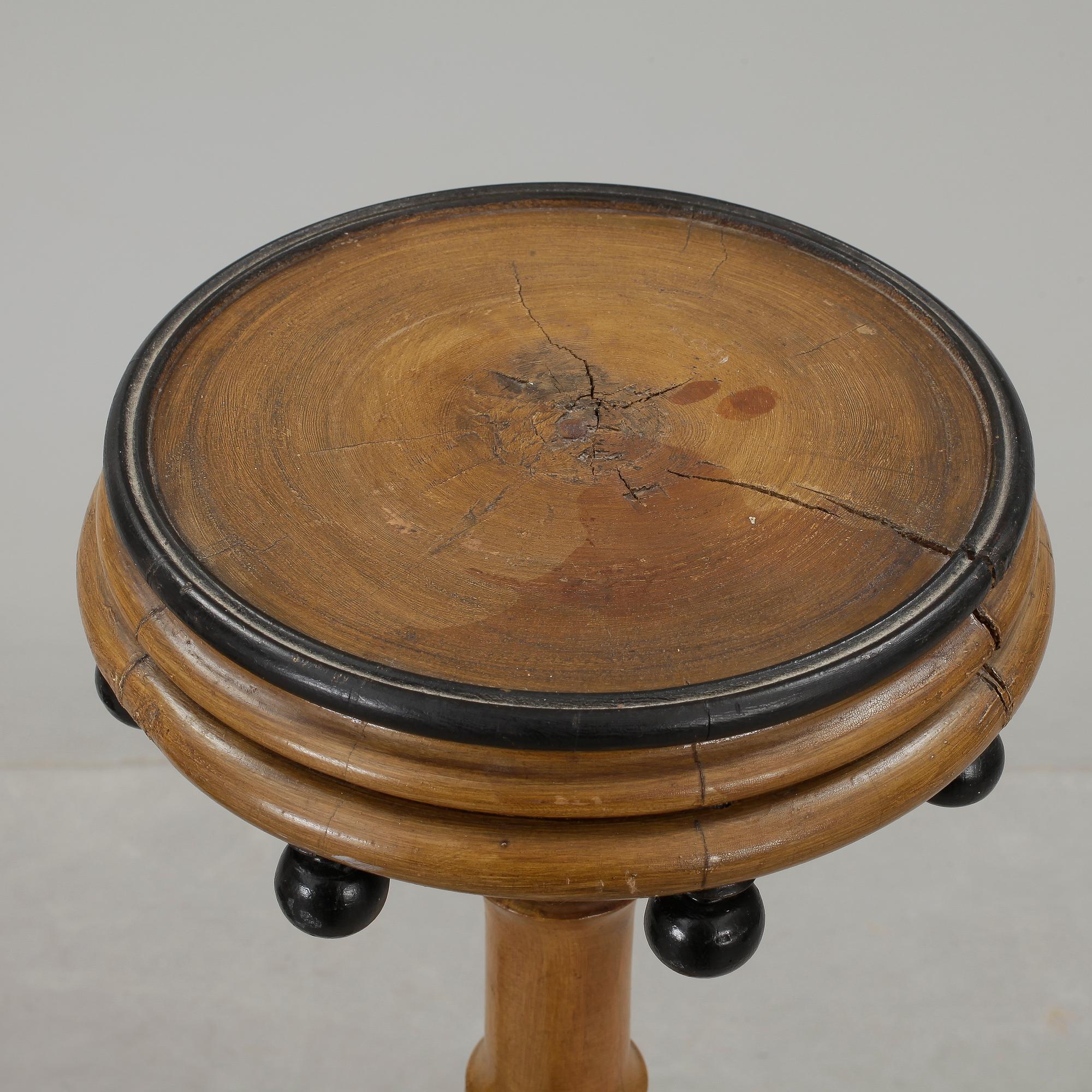 PIEDESTAL. Kolonialstil, omkring sekelskiftet 1900.