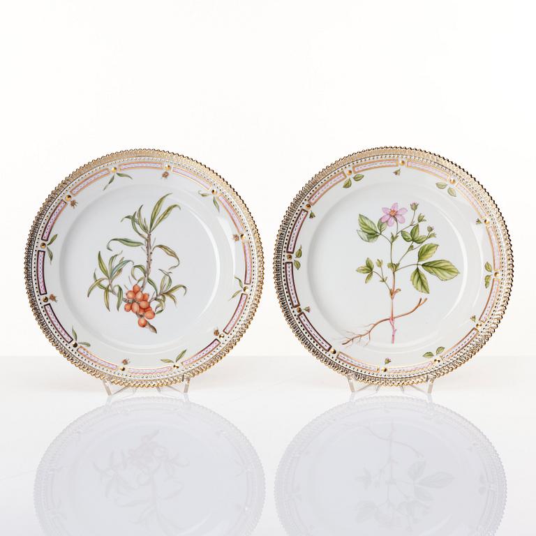 A set of 12 Royal Copenhagen 'Flora Danica' plates, Denmark, 20th Century.