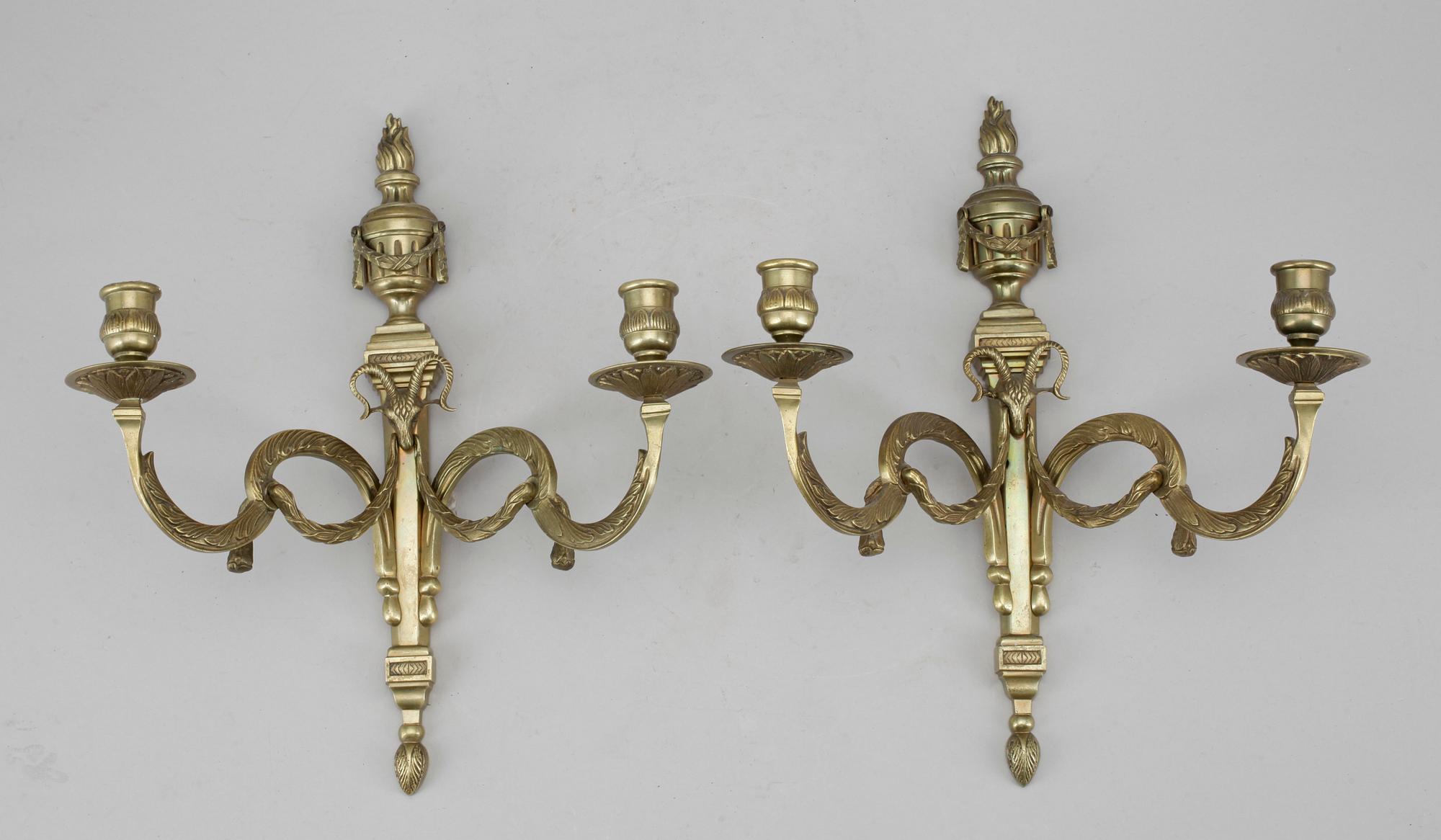 APPLIQUER, ett par, mässing, Louis XVI-stil, 1900-talets första hälft.