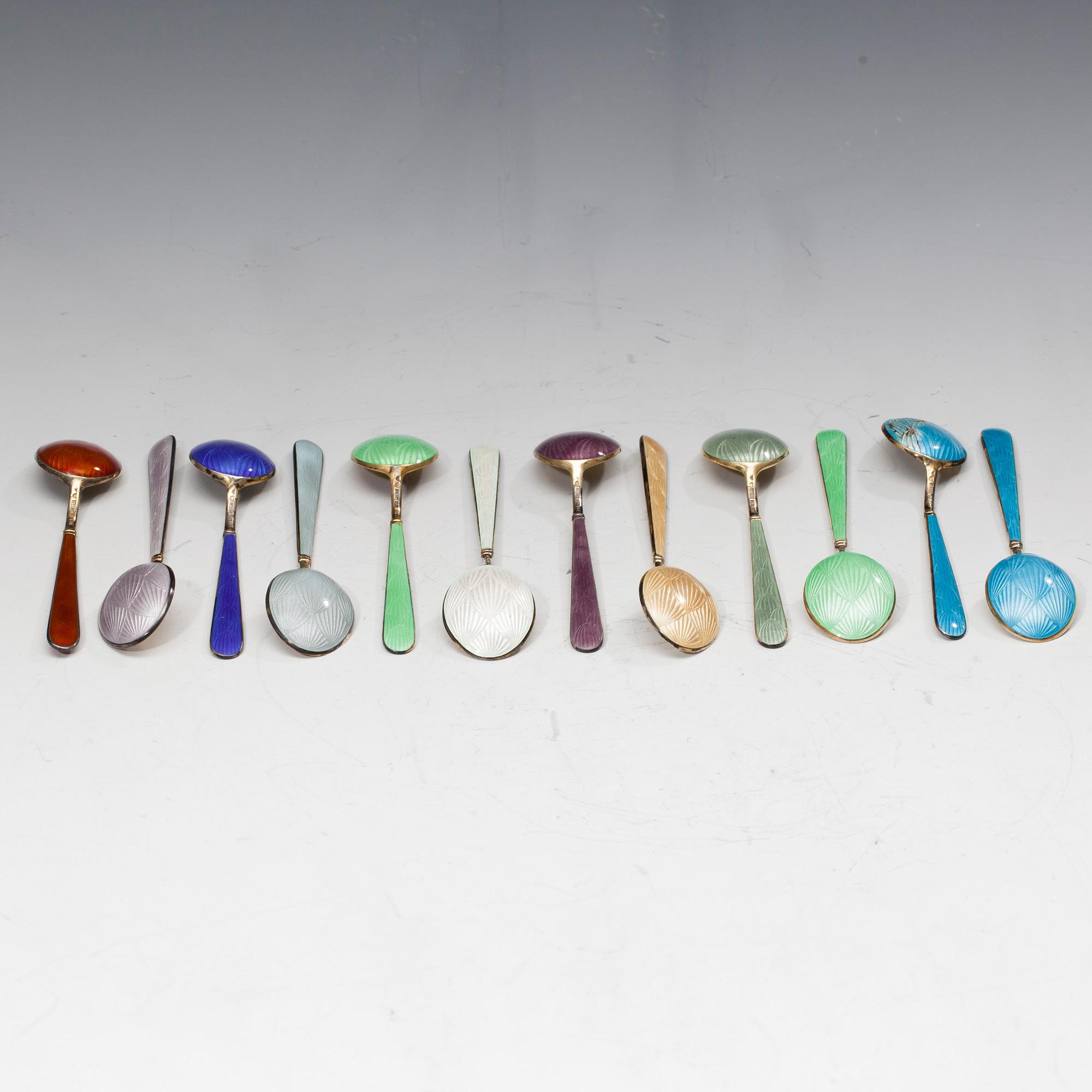 MOCKASKEDAR, 12 st, silver 916 och emalj, Tillander, Helsingfors 1951. Vikt 135 g.