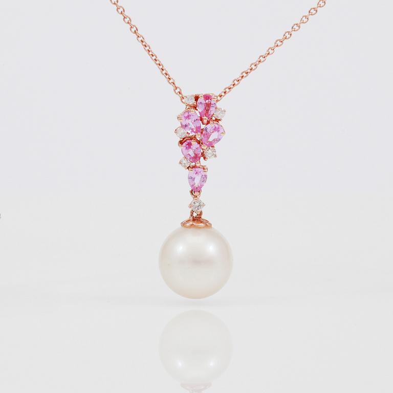 HÄNGE MED KEDJA, rosa safirer totalt ca 0,95 ct, diamanter totalt ca 0,13 ct samt vittonad odlad pärla.