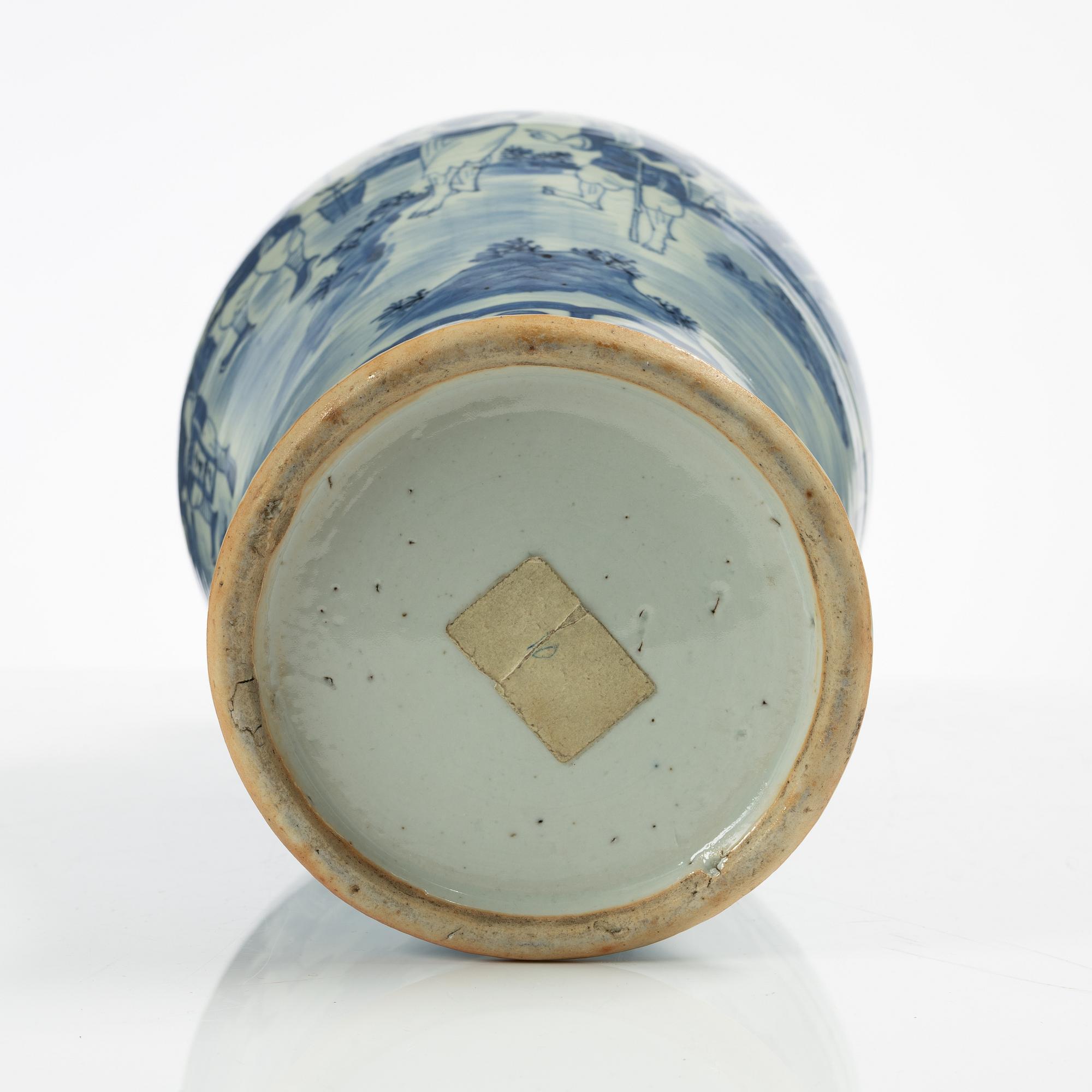 A Chinese blue and white porcelain vase, Qing dynasty, 19th century.