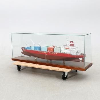 M/S Reefer Jambu, delivered in 1985, shipping company model in display case.