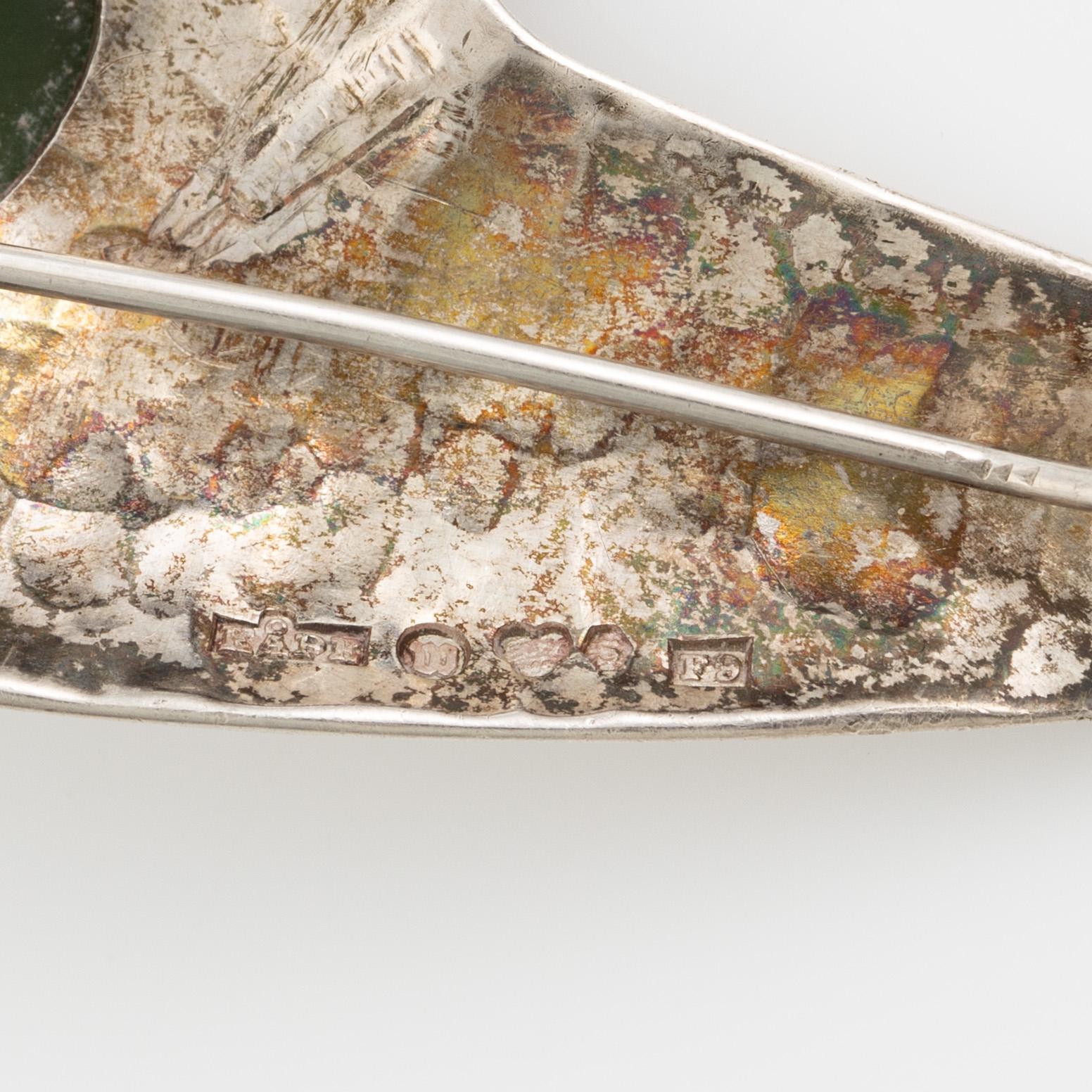 Två broscher, silver med malakit samt grön sten, Per Sköld, Stockholm 1953 och KÅPE, Växjö 1956.