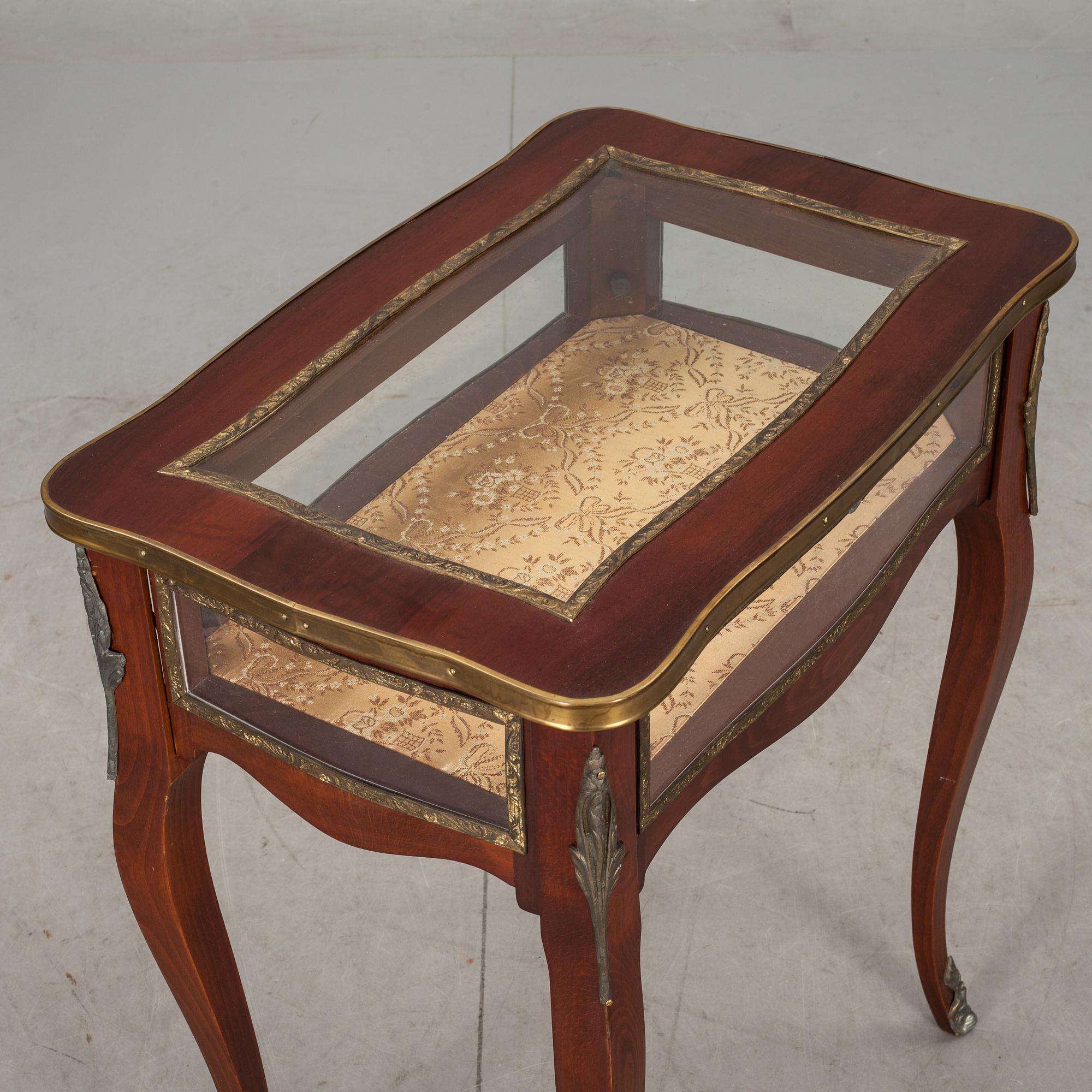 MONTERBORD, rokokostil. 1900-tal.