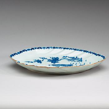 A blue and white leaf shaped charger, Qing dynasty, Qianlong (1736-95).