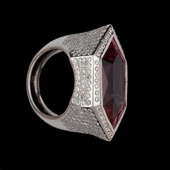 A facett cut tourmaline ring, app 32 cts set with brilliant-cut diamonds, tot. app. 3.20 cts.