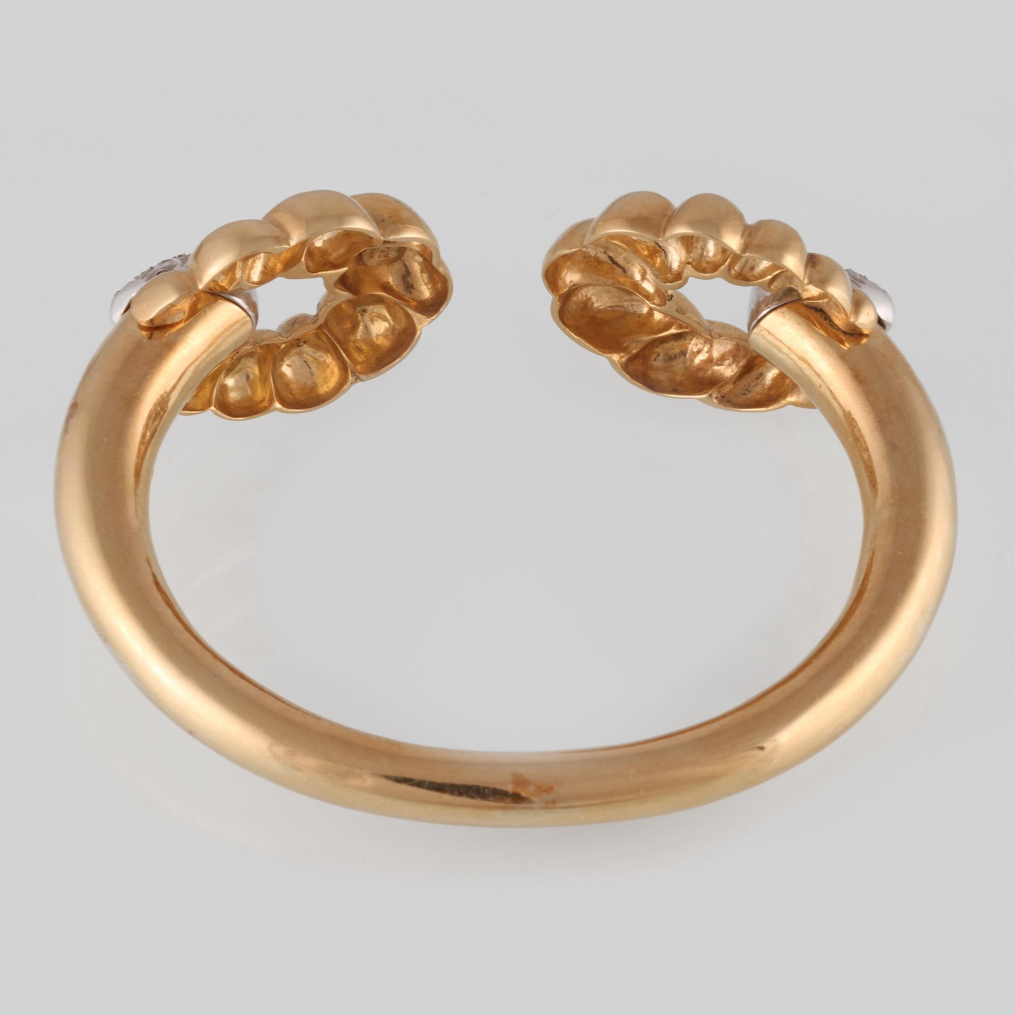 ARMRING, 18K guld samt åttkantslipade diamanter. Vikt 40,5 gram.