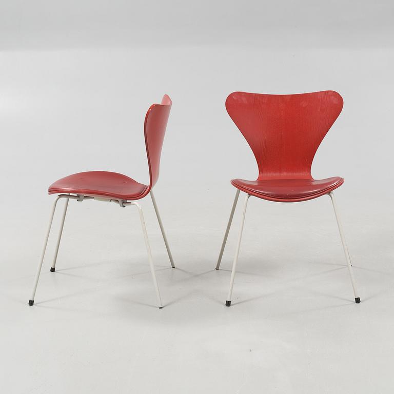 A pair of "Seven" chairs, designed by Arne Jacobsen for Fritz Hansen, 1995.