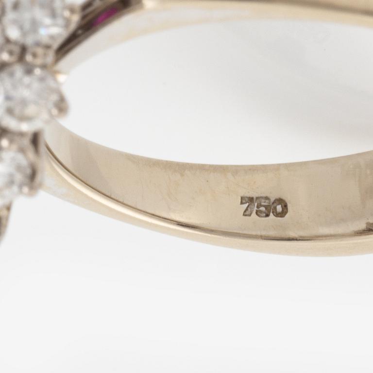 Ring 18K guld med en fasettslipad rubin samt runda briljantslipade diamanter.