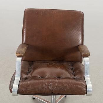 AN ERIC SIGFRID PERSSON SWIVEL CHAIR.