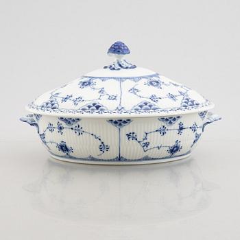 Terrin med lock, porslin, Royal Copenhagen, "Musselmalet halvblond", modell 622, 1966/67.
