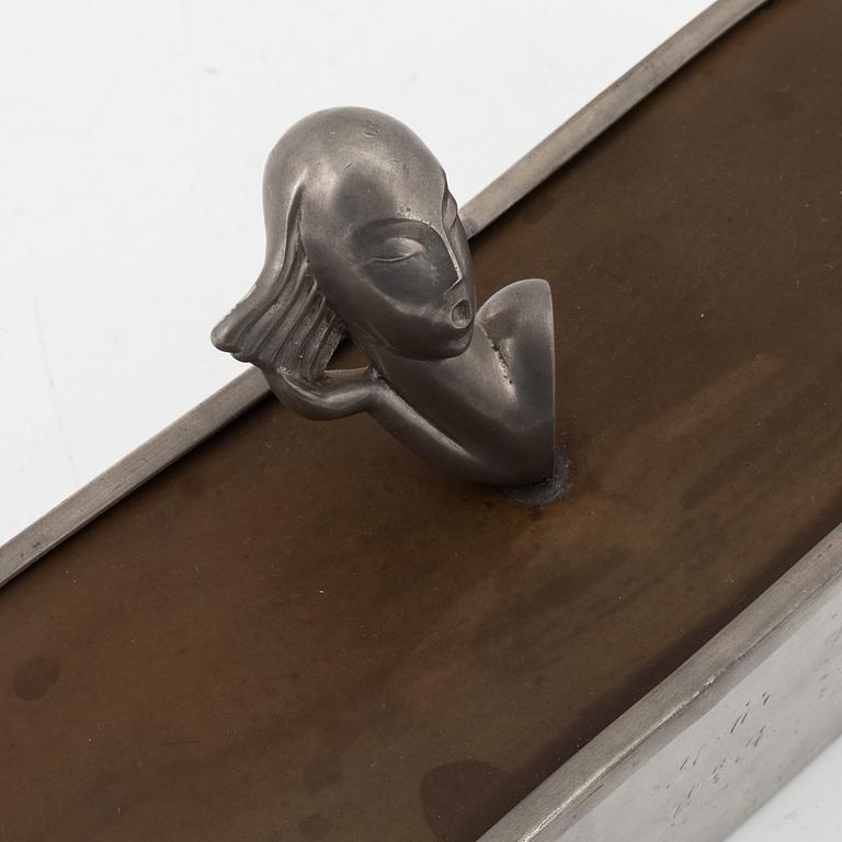 Ask med lock, tenn, Carl-Einar Borgström, samt ett par kandelabrar, tenn, Stockholm, 1934.