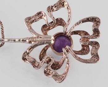 HÄNGE, sterlingsilver med cabochonslipad ametist, Theresia Hvorslev, MEMA, Lidköping, 1974. Vikt 47,7 gram.