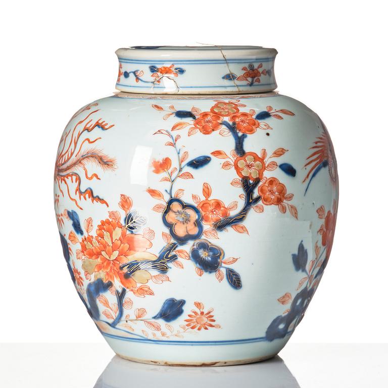 An imari jar with cover, Qing dynasty, Kangxi (1662-1722).