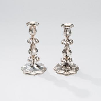 LJUSSTAKAR, ett par, silver, Olof Robert Lundgren (verksam 1821-1882) Åbo 1847. Tot. vikt ca 279 g.