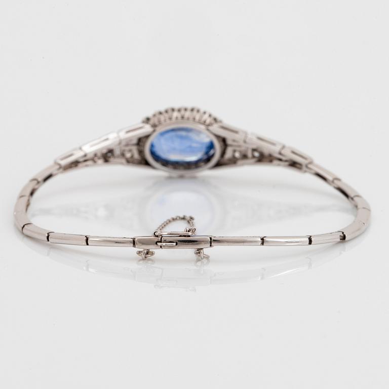 An 18K white gold bracelet set with a faceted sapphire weight ca 7.00 cts.