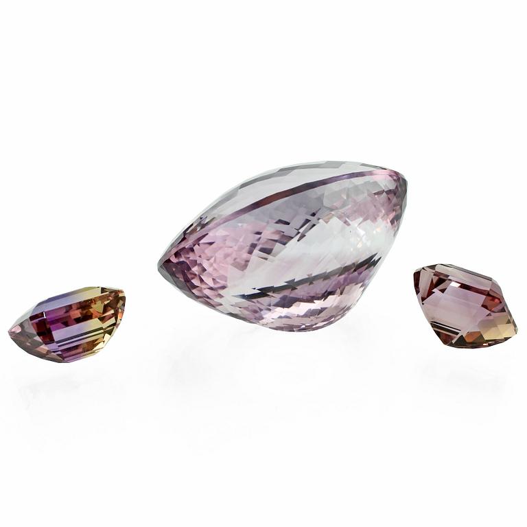 ÄDELSTENAR, 3 st, en ametist, 104.05 ct samt  2 ametriner, fasettslipade, 1900/2000-tal.