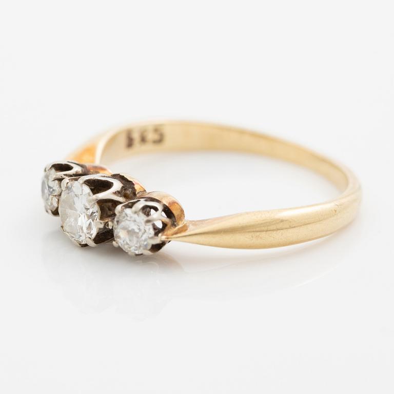 Ring 14K gold with brilliant-cut diamonds.