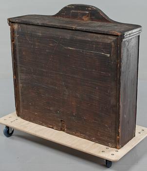 SKÅPSÖVERDEL. 1800/1900-tal.