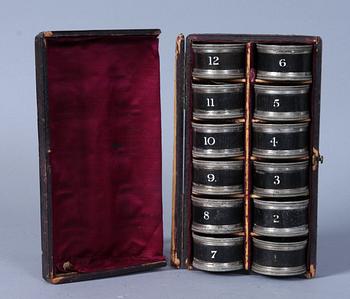 SERVETTRINGAR, 12 st, pläter och trä,1800-talets slut.