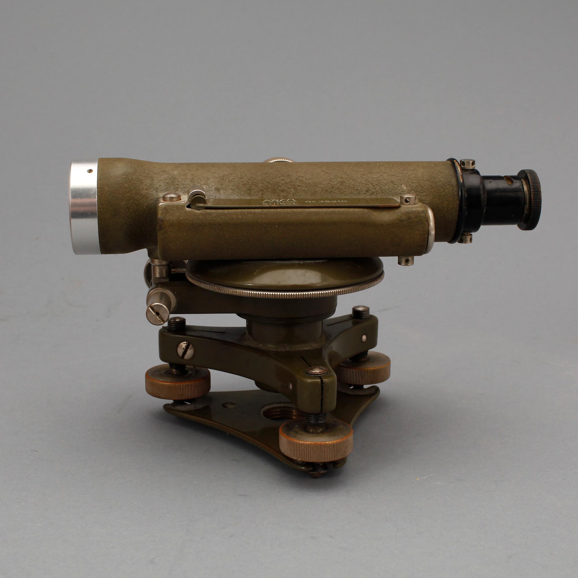 MÄTINSTRUMENT på tripod, 1900-talets mitt.