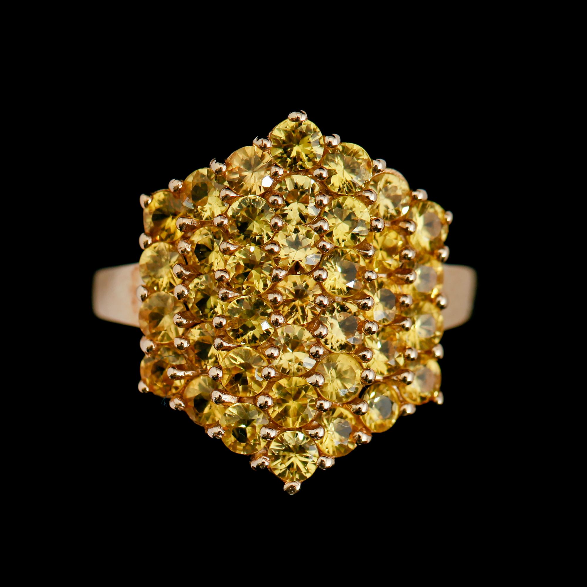 RING, 10 k guld, gula safirer tot ca 4.0 ct.