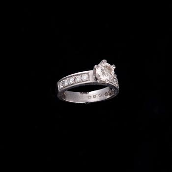 RING, 14K vitguld, briljantslipad diamant ca 0,80 ct, sidostenar tot. ca 0,20 ct. Vikt 5,9 g.