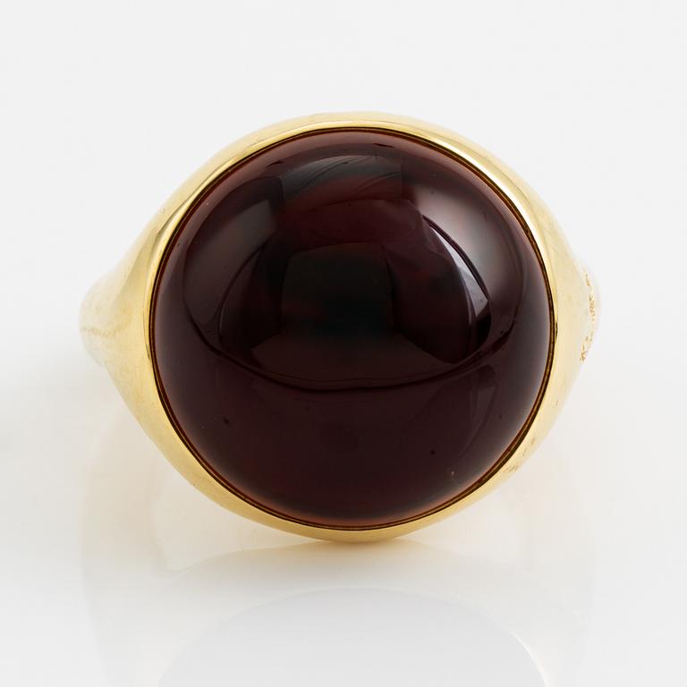 Pomellato, 18K gold and cabochon cut garnet ring.