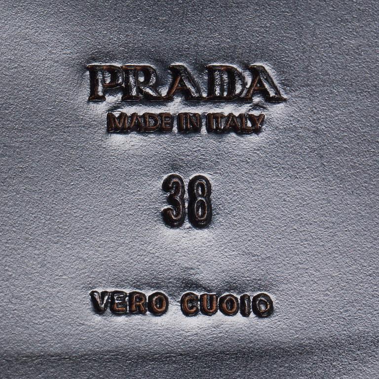 SKOR, Prada.