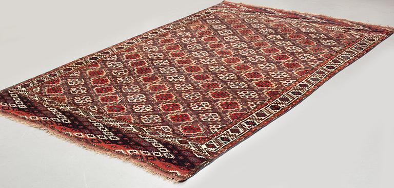 A carpet, an antique Chodor main carpet, Turkmenistan, ca 377-381,5 x 233-240 cm (as well as  2-2,5 cm flat weave.