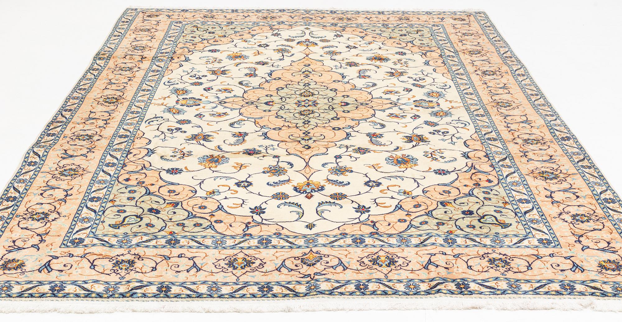 A Kashan carpet, ca 348 x 240 cm.