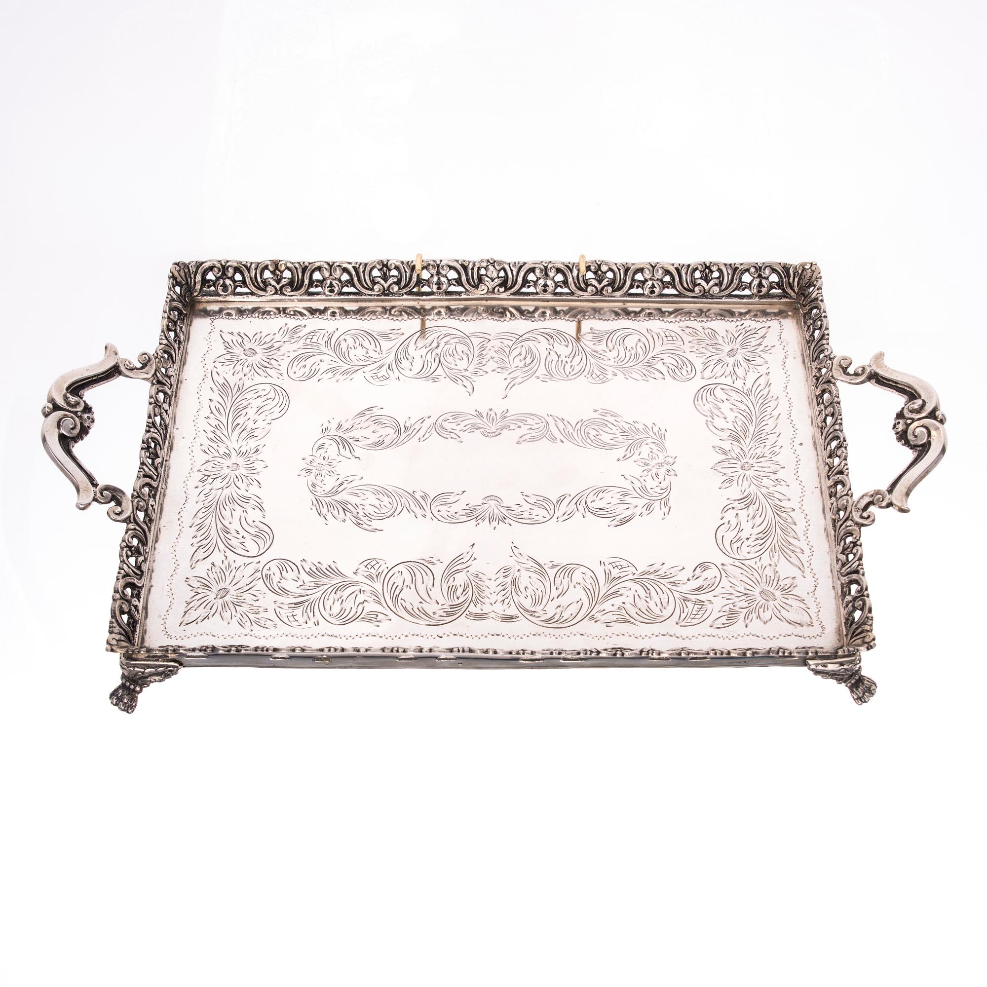 BRICKA, silver, 1900-tal. Vikt ca 1200 g.