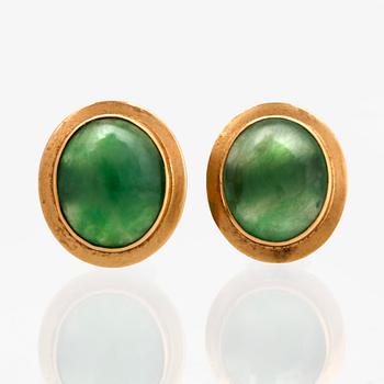 Örhängen 18K guld med jadeite, höjd ca 2 cm stift och clips.