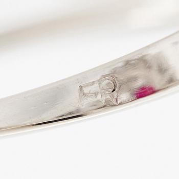 Ring platina med en fasettslipad rubin och runda briljant- och navettslipade diamanter.
