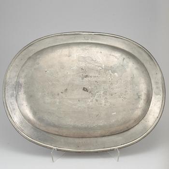 An English pewter serving dish, London, 18th century.