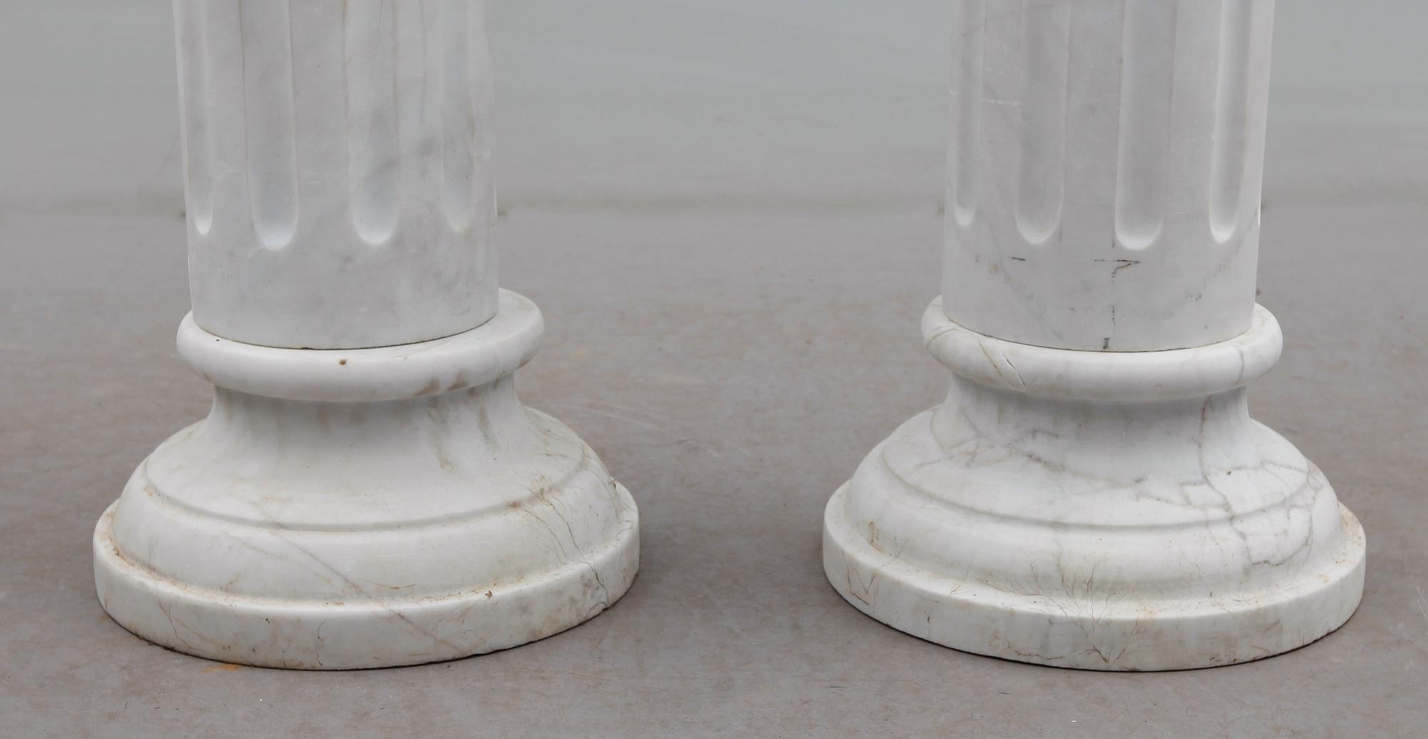 PIEDESTALER, 1 par, marmor, 1900-talets andra hälft.