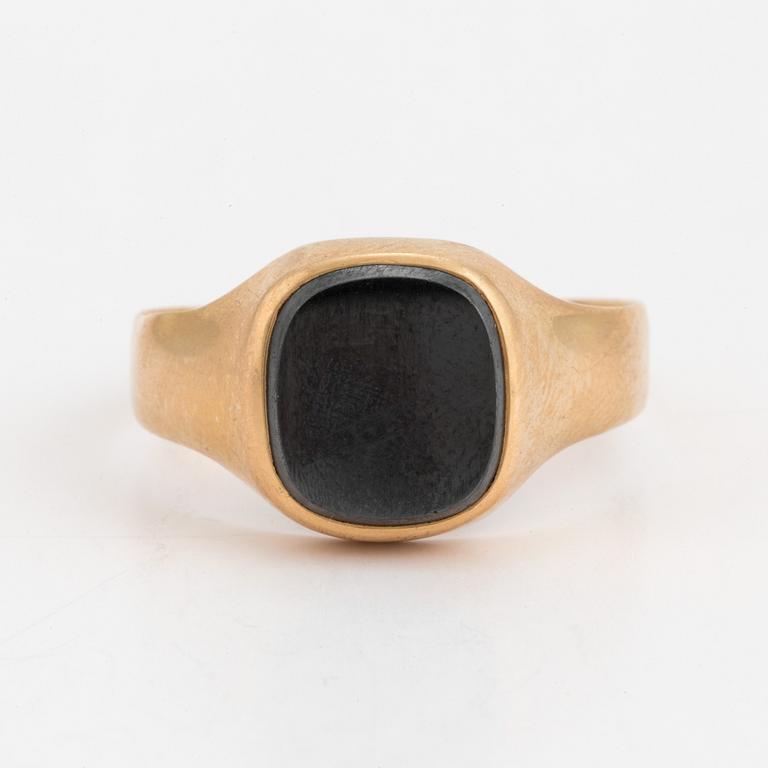 Sinettisormus hematiitilla.